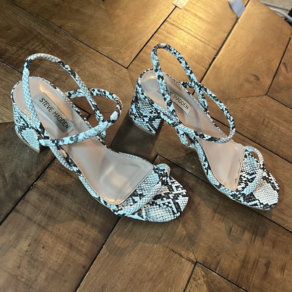 Steve Madden Snake Chunky Sandal Heel Comfortable Like New 38 7.5 like size - Picture 2 of 6